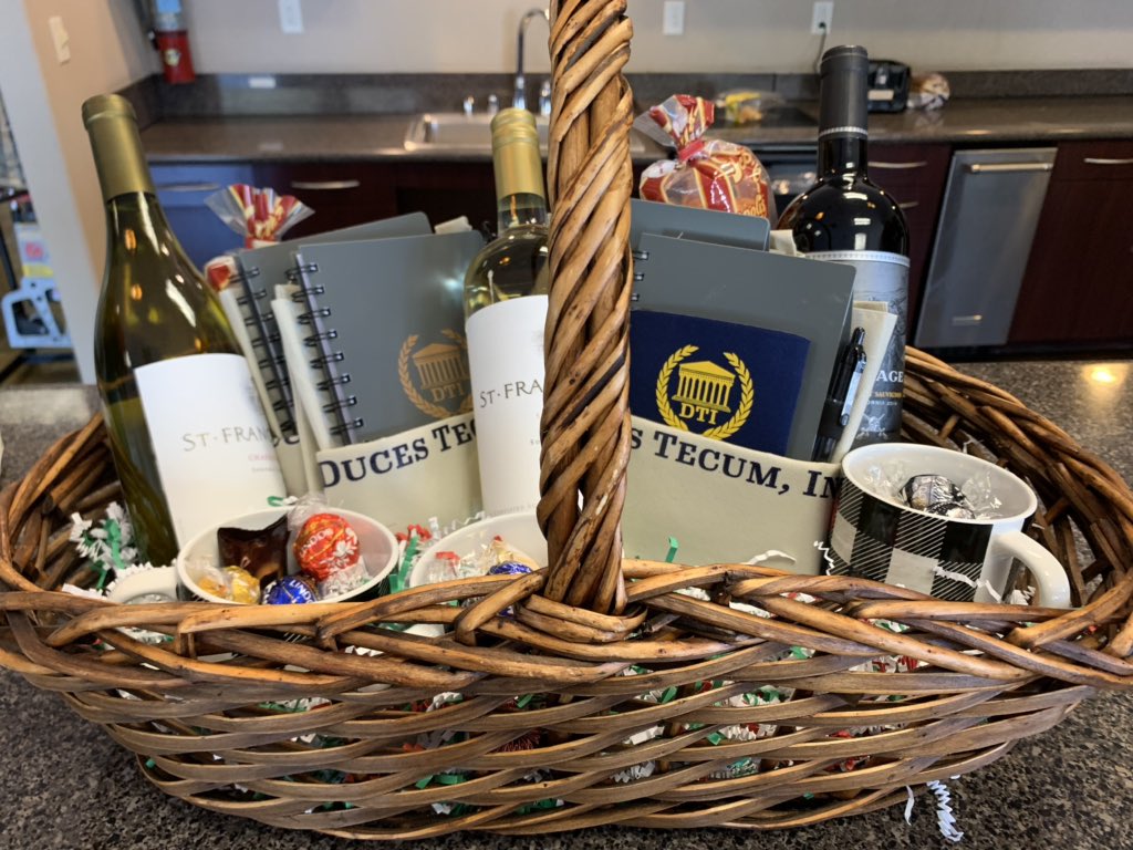 theLandofKoz's tweet photo. I love Client gifts! Gotta be fast with me around - I snagged the bottle of Sauvignon Blanc! #Wino #IsItFiveOclockyet https://t.co/TakvQwwWGt