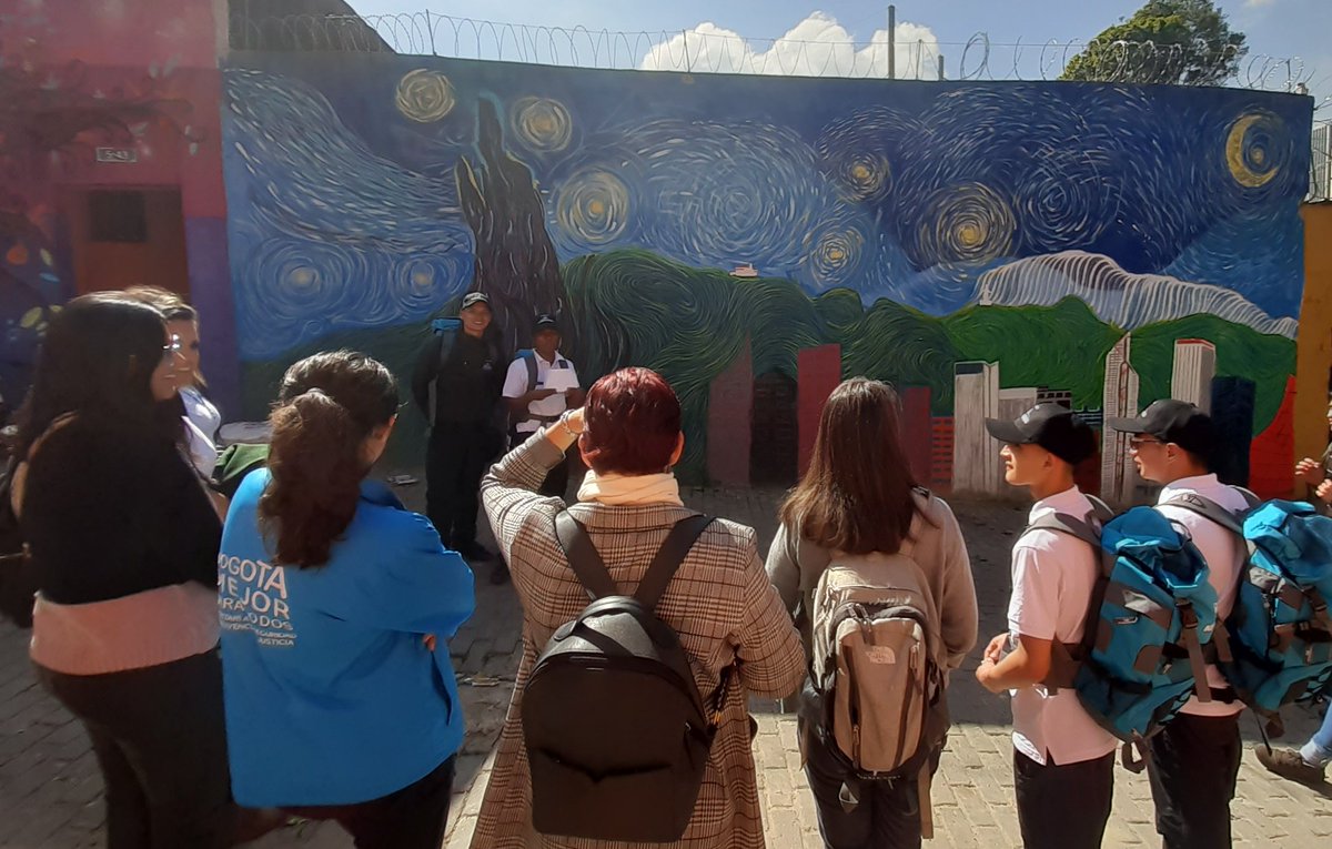 OIMColombia's tweet photo. Con un recorrido por las calles del barrio La Perseverancia en #Bogotá, el grupo de jóvenes 'cero reincidencia' junto a representantes de @USAID_Colombia, @Bogota y OIM Colombia socializaron su iniciativa de "turismo con sentido humano". https://t.co/9PjNgTpEV9