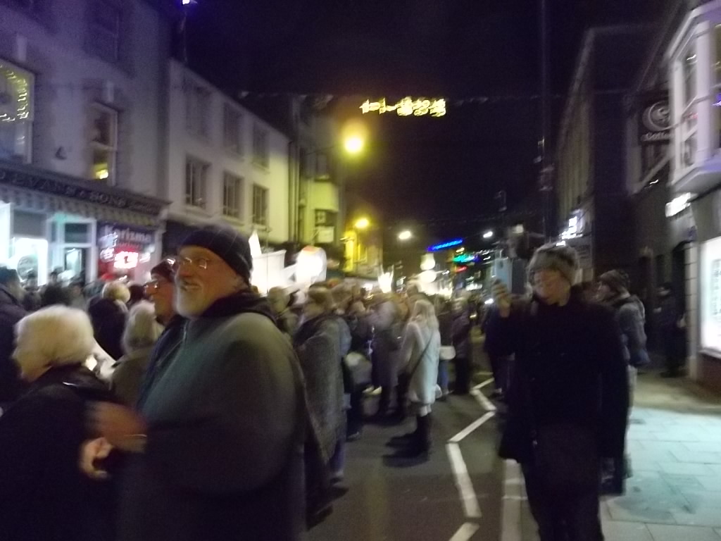 emlynevan's tweet image. tonight's kind weather drew great crowds to Cardigan's spectacular Lantern Parade #GwylyLanterni @theatrbydbychan #westisbest 👏