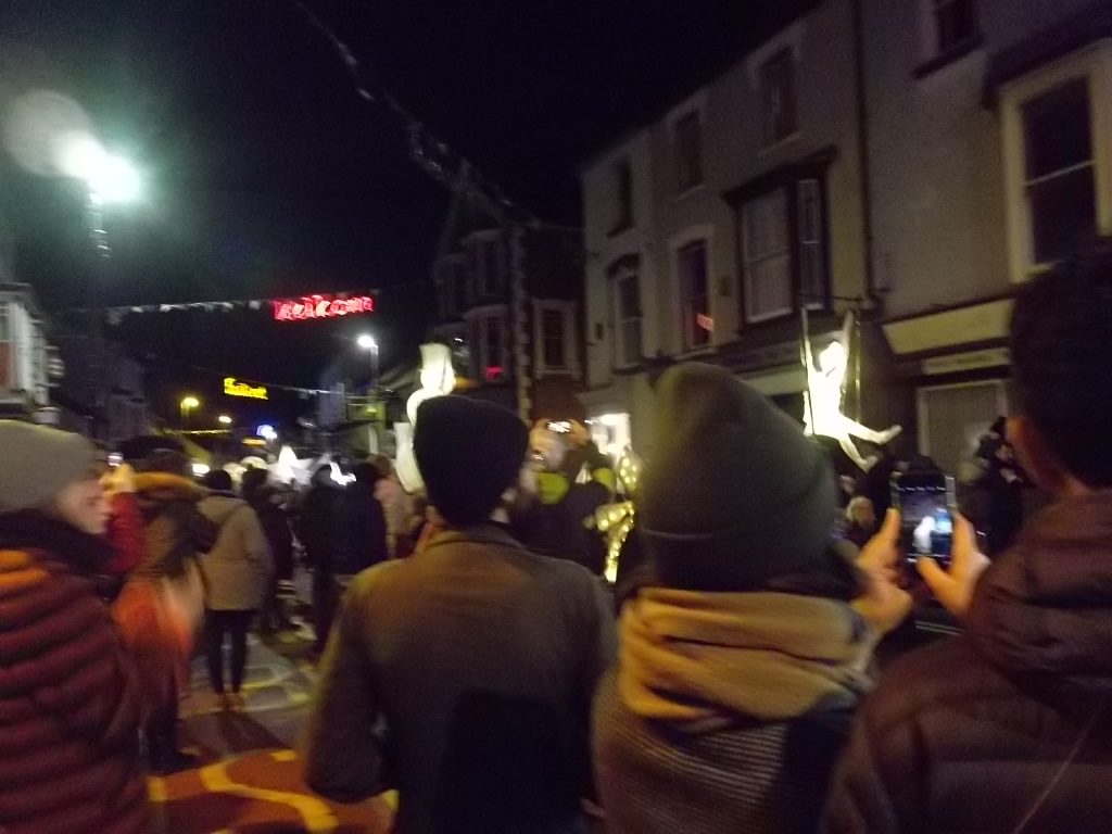 emlynevan's tweet image. tonight's kind weather drew great crowds to Cardigan's spectacular Lantern Parade #GwylyLanterni @theatrbydbychan #westisbest 👏