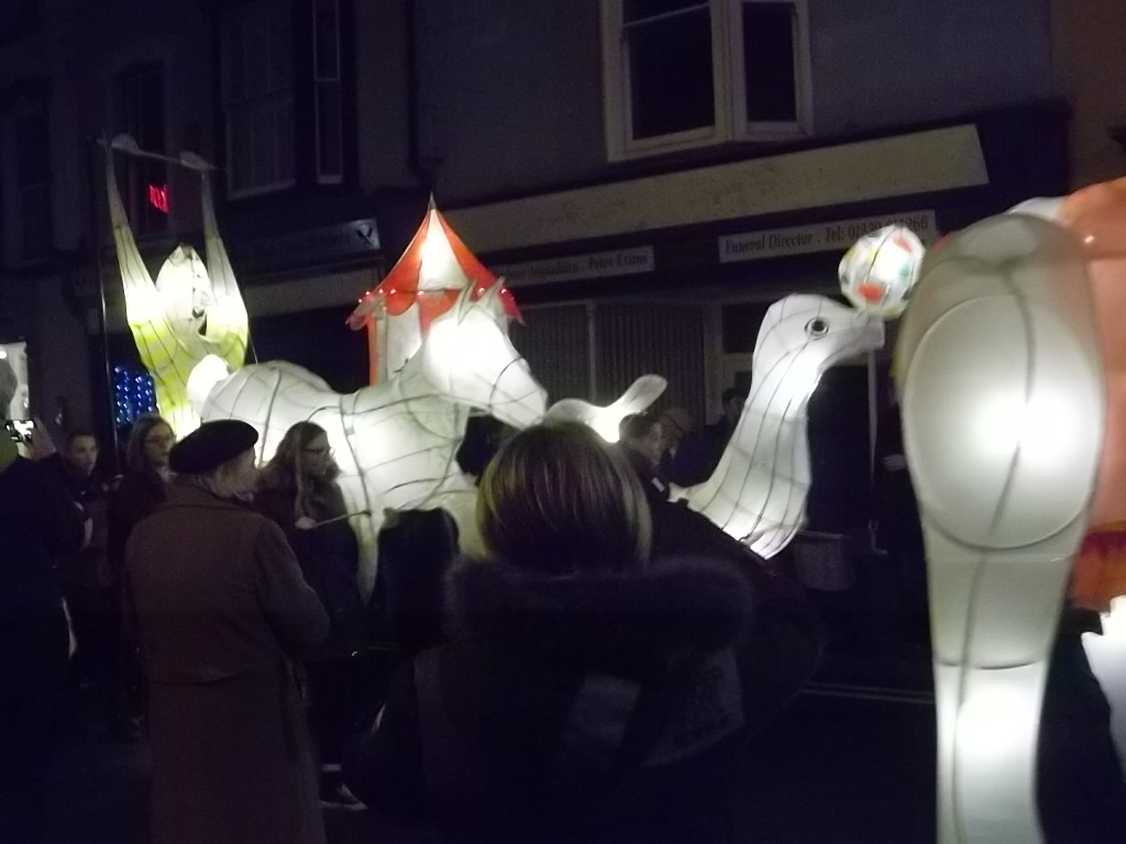 emlynevan's tweet image. tonight's kind weather drew great crowds to Cardigan's spectacular Lantern Parade #GwylyLanterni @theatrbydbychan #westisbest 👏