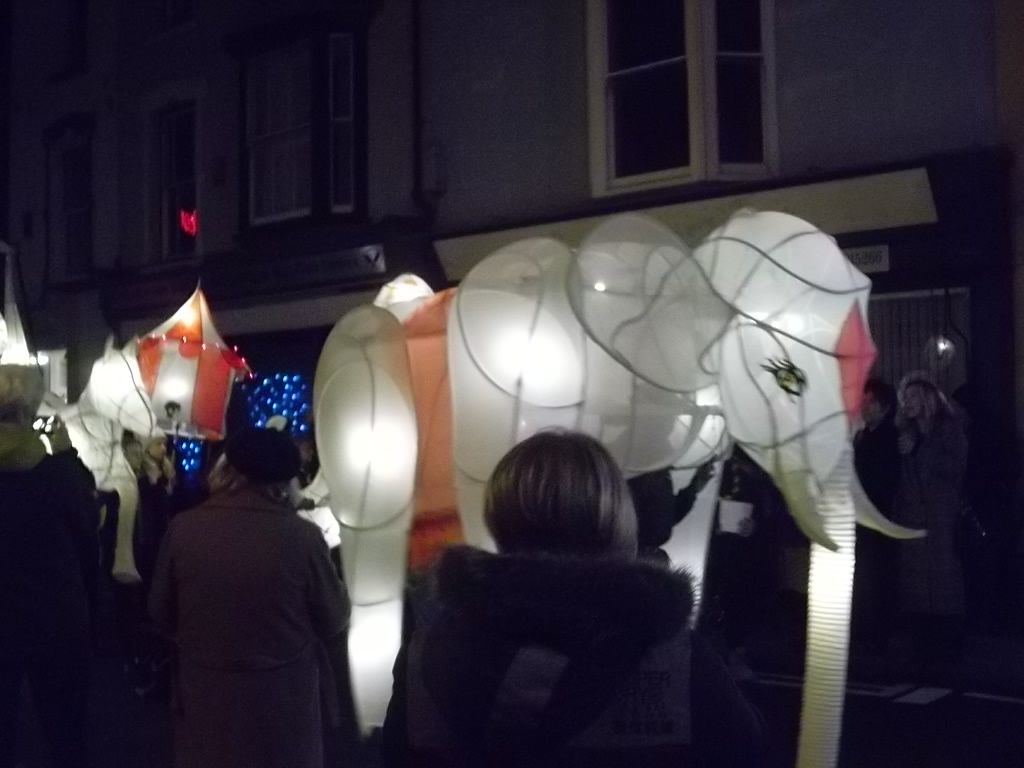 emlynevan's tweet image. tonight's kind weather drew great crowds to Cardigan's spectacular Lantern Parade #GwylyLanterni @theatrbydbychan #westisbest 👏