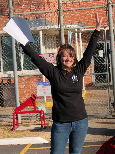 FWDus's tweet photo. You may remember Kayla's story from last year. It has already been one year since Kayla received a commuted sentence.
A thread --->
#ProjectCommutation https://t.co/OT9TxBHxUe
