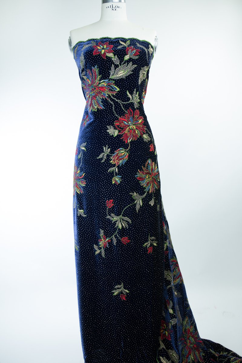 thierryroger1's tweet photo. For the Holiday season what is more elegant than embroidered silk velvet, what do you think ?
https://t.co/omtWih7bZZ
.
.
.
#couture #holidayfashion #designer #redcarpet #luxuryfashion
#thierryroger #gowns #chicagodesigner https://t.co/0D8RkOZtMR