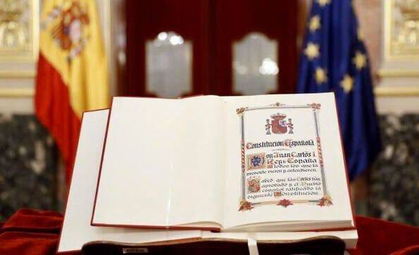 davgarciaperez's tweet photo. La Constitución Española, la nuestra. La que ha traído el periodo más estable a nuestro país, con derechos, libertades, democracia. Fruto del consenso, dialogo y la altura de miras de nuestros representantes de la transición. La Constitución de la concordia. #diadelaconstitucion https://t.co/KrqO9GnKHH