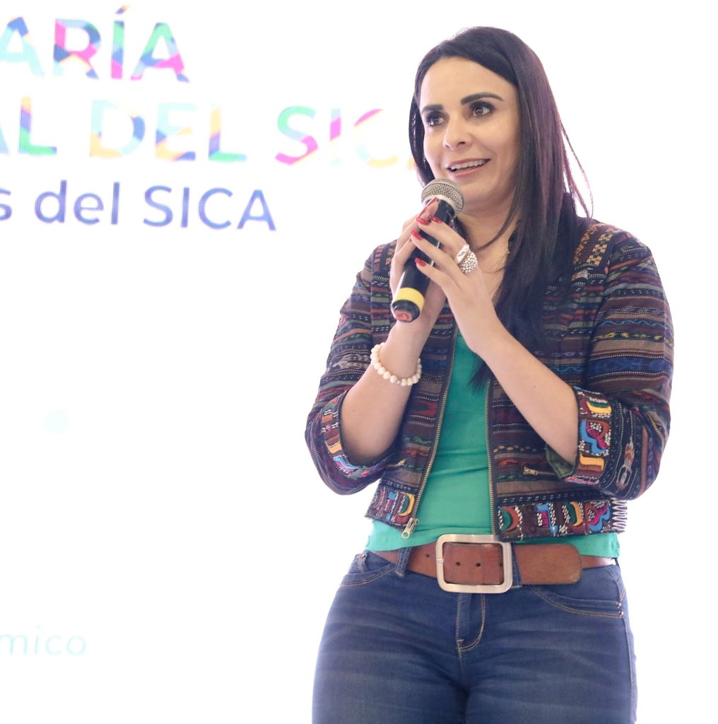 sg_sica's tweet photo. "El modelo SICA permite a los jóvenes conocer cómo funciona el SICA, sus procedimientos, simular los roles de la institucionalidad, Ministros y Presidentes para la construcción del desarrollo en Centroamérica a través de la integración" @olindasalguero #ModeloSICA #SICAJoven https://t.co/yRVuQ6eG3Y