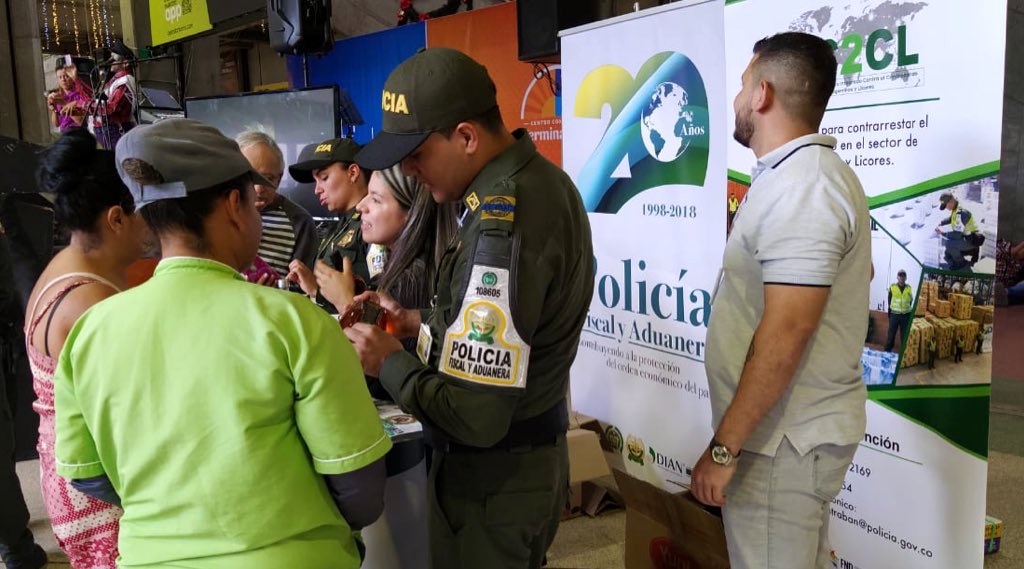 PoliciaAduanera's tweet photo. #AEstaHora en la Terminal de Transporte Sur en #Medellín, participamos del  #FestivalDeLaLegalidad, dando a conocer nuestro #CIC2CL y educando a la ciudadanía en la identificación de licores y cigarrillos de #Contrabando. #NavidadConMiPolicía #TodosContraElContrabando https://t.co/XeBwsC5tu8