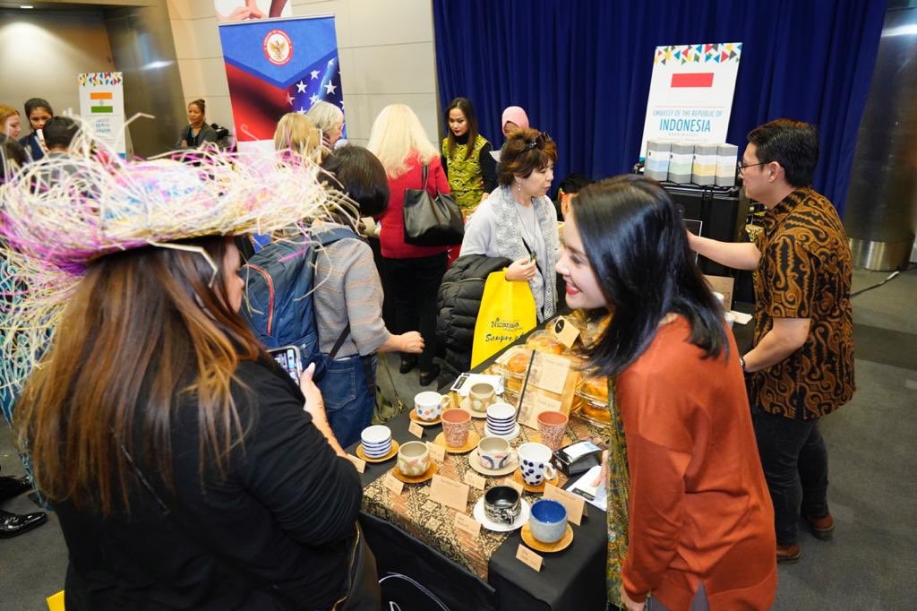 Over 60 embassies in DC brought vibrant colors of cultures to <a href="/ReaganITCDC/">Ronald Reagan Bldg</a> (12/5)

Representing 🇮🇩 at #Winternational 2019, #DuaCoffeeDC &amp; #Nastarina warmed thousands of  Washingtonians with specialty coffee &amp; artisan cookies in this cold winter day.

#IniDiplomasi #IndonesianWay