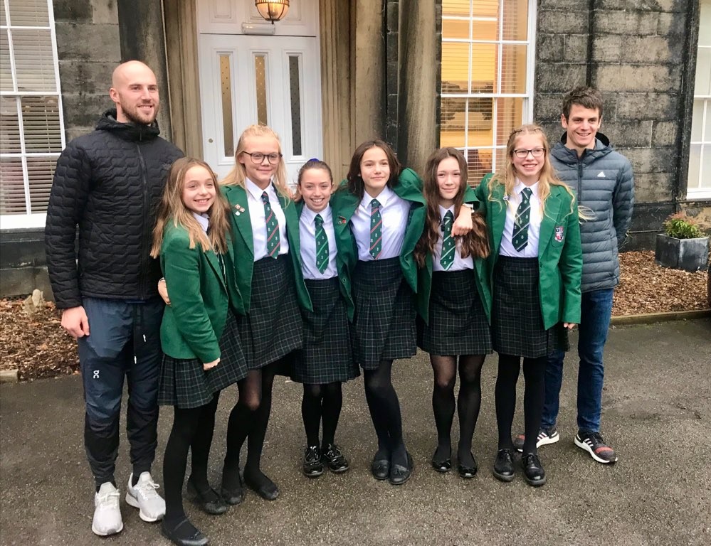 WGS_XCountryTri's tweet photo. All the best to the Junior Girls team in the @SchoolAthletics #XCCup Final tomorrow. Great to have @gordonleeds and @jonny_brownlee to give out the vests and share #CaptainsBreakfast with us. @woodhouse_grove @WGS_DoS @WGRugby @WGSNetball https://t.co/rQIVj9NFc9