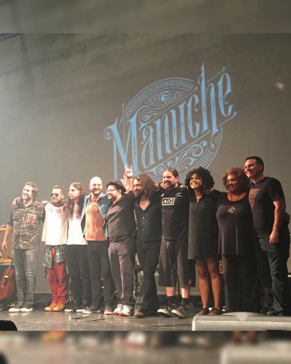 ManucheOficial's tweet photo. Olha o time que participou do show de lançamento do nosso álbum "Mantenha a Fé" no Teatro UMC! 

Foi lindo! Obrigado músicos, equipe e todos que compareceram. 

Continuem ouvindo o disco em todos os apps de música. O link tá na bio!

#Manuche #Rock #RockNacional #MantenhaAFé https://t.co/zXrhDvGkpE