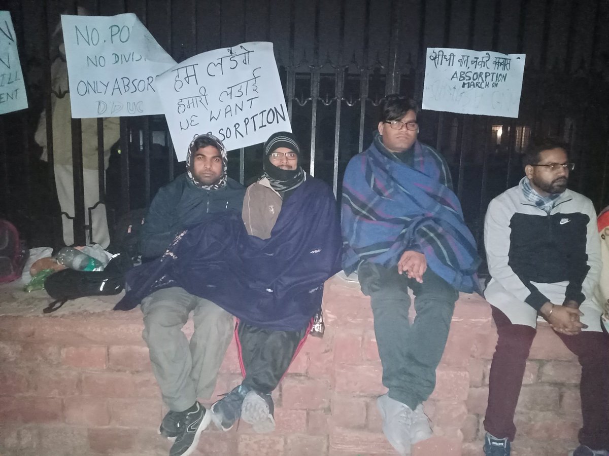 DducDelhi's tweet photo. Morning 3:40 am.
DU Teachers are sensitizing the Delhi Police staffs for our demand and their right of affordable public education.  @Delhiuniversit 
@DducDelhi 
@HRDMinistry 
@ugc_india 
@PMOIndia 
@DelhiPolice 
@DcpNorthDelhi https://t.co/3LAl7j9RFX https://t.co/vWhg6UTykx