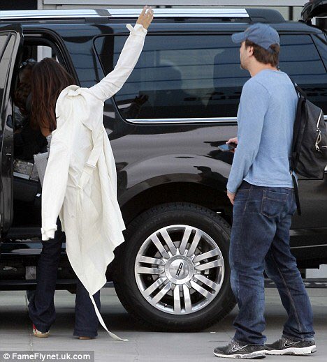 rieder_churfer's tweet photo. Bardem insultando a Almeida por dejar entrar “coches contaminantes” en Madrid Central. Aquí le vemos, dando ejemplo con su Lincoln Navigator 5.4i V8 de 310CV gasolina, el tipico utilitario ecofriendly. https://t.co/WIim7TaDEo