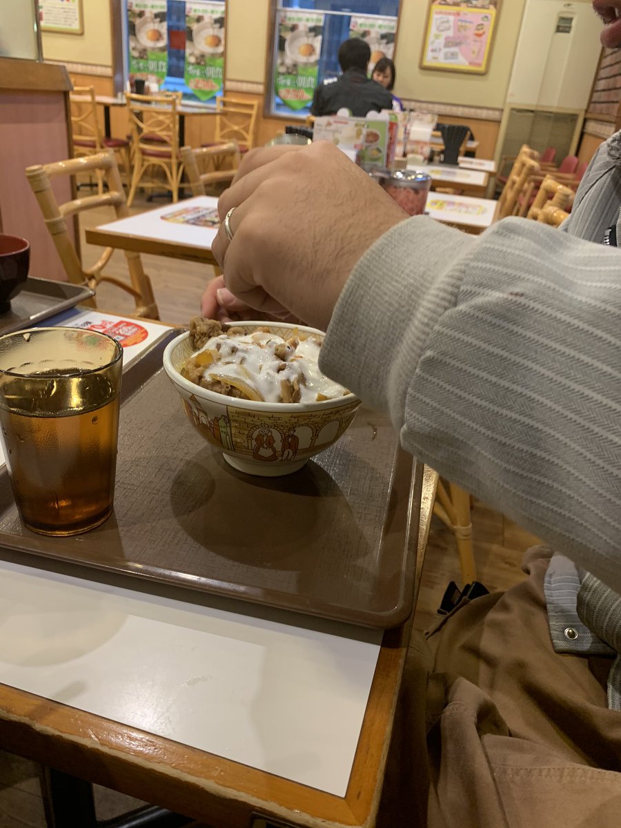 Belly すき家で牛丼にフレンチドレッシングこんなにかける人アニーぐらいじゃない Belly すき家で牛丼にフレンチドレッシングこんなにかける人アニーぐらいじゃない