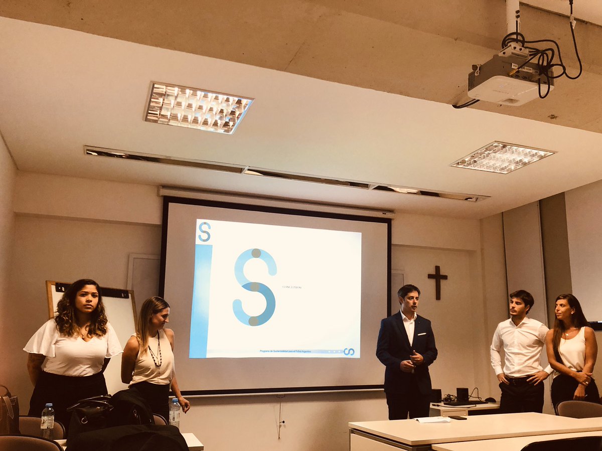 RafaelTrevisan1's tweet photo. #UCAFIFACIES Programa de Derecho y Managment del Deporte, ✅ Defensa de los trabajos finales, Edición 2019 ⚽️(10)”Argentina Fútbol Sostenible” @sportCIES @DerechoUCA https://t.co/1VyJz2L1Jz