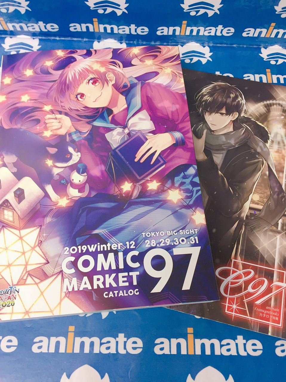 アニメイト梅田 カタログ入荷情報 コミックマーケット97 カタログ 冊子版 が入荷致しました 冊子版4日間のリストバンド型参加証が付属しております アニメイト特典 は 描きおろし小冊子 ウメ 同人 誌コーナー 書籍雑誌コーナーにて販売
