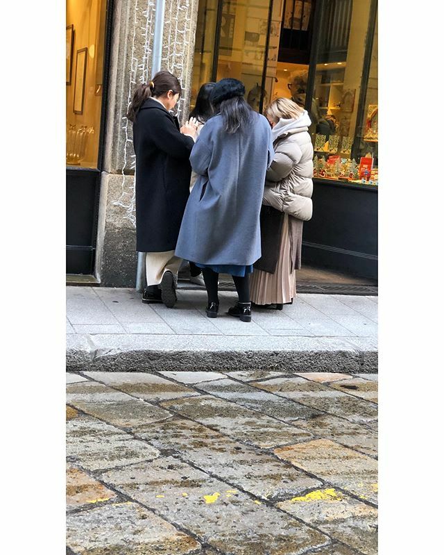 Texting with friends #nofilter #brera #breradesigndistrict #milan #italia #streetphotography #texting #amici #friends #milano #photography #igitalia #travel #flyeatbuy🇮🇹 ift.tt/2OWVP8J