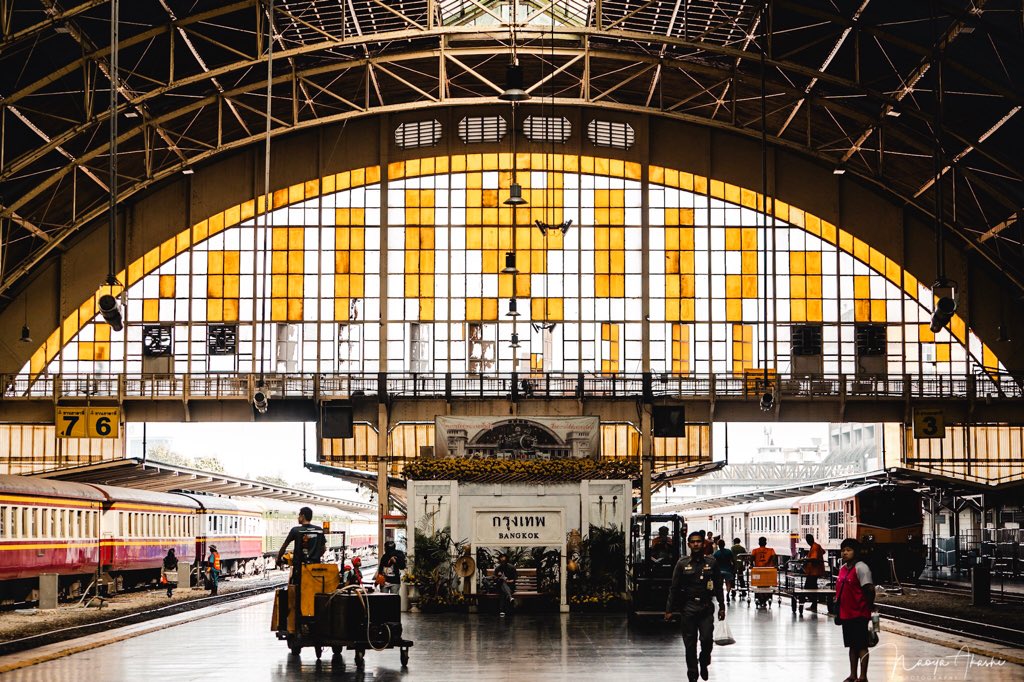 naoya_bkk's tweet photo. フアランポーン駅の写真が好評なので、もう少し旅情をそそる写真を。

ここから旅立つ旅人の姿を見ると、2000年に初めてバックパッカーとしてタイを訪れた自分の姿を重ねてしまう。

「どこにでも行きたい場所に行けるんだ」

自分の人生であれほどの高揚感と解放感を感じたのは初めての経験だった。 https://t.co/PEduSQWdh9