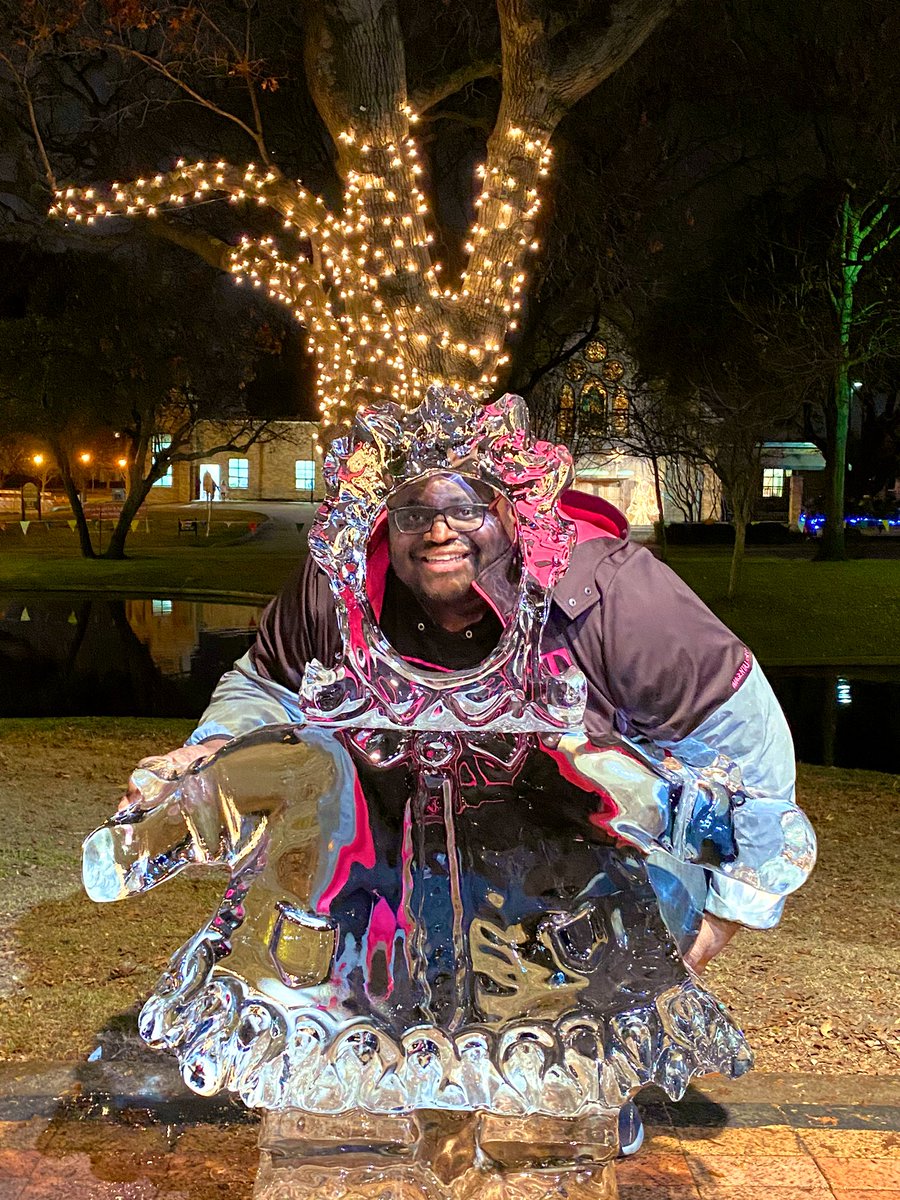 bigtech5000's tweet photo. The big kid in me will always believe in the magic of the holidays ✨! I definitely want to wish everyone a happy and safe #holidayseason! 🙌🏿#PlanoDickens2019 #RingInTheMerry https://t.co/fS5ZzeXumx