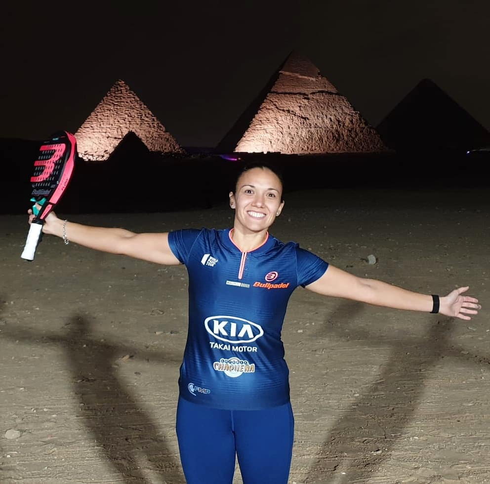 VirginiaRiera's tweet photo. Sin palabras.. hasta donde nos trae el deporte que amamos ❤ gracias @WorldPadelTour y @gopadelegypt por hacerlo posible 🇪🇬 un día inolvidable 🥰
.
#bullpadelteam #bullpadel #takaimotor #kiaespaña #loteriachaqueña #fmpadel #clinicasjcuenca #gopadelegypt #egipto #padelegipto https://t.co/T1ramiwpEW