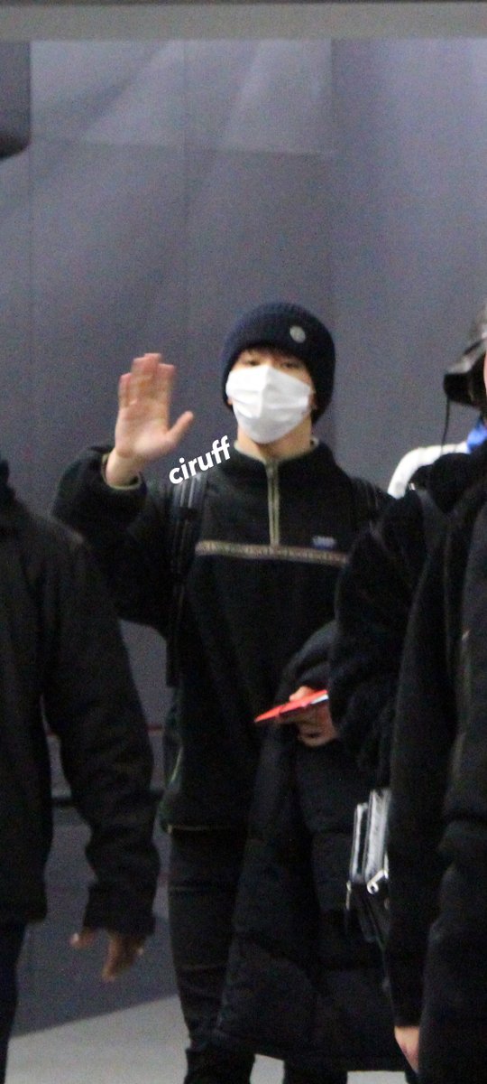 xsanshinexx's tweet photo. taking this time to say I miss superm and i don't think I ever uploaded these photos from the airport #SUPERM #SuperminCHI #MARK #TEN #BAEKHYUN [ Mark, Baekhyun and Ten at ORD 121119] https://t.co/q2KDaWkruk