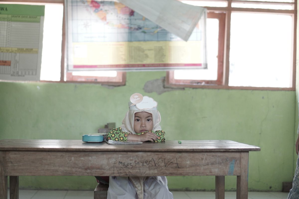 Selamat pagi
Apa yang sedang kau lakukan?
Lagi melamun ya? Iya karena lagi pikir cita-cita.
Makanya belajar yang rajin ya. :) 
Selamat beraktivitas di hari Sabtu. Jangan cuma enak di kasur,yuk beres-beres rumah atau kos atau pulang kampung bila masih rindu sama keluarga.