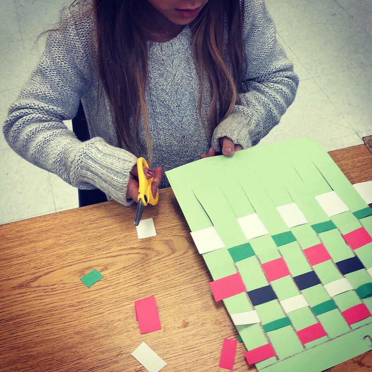 artmomjes_sides's tweet photo. Weaving, Weaving, Weaving! #lines #color #pattern #overunderoverunder #loom #paperweavingart #elementaryart #arteducation #handsonlearning #problemsolving @lakeview_leisd @leisd https://t.co/5ynIY3bJ3k