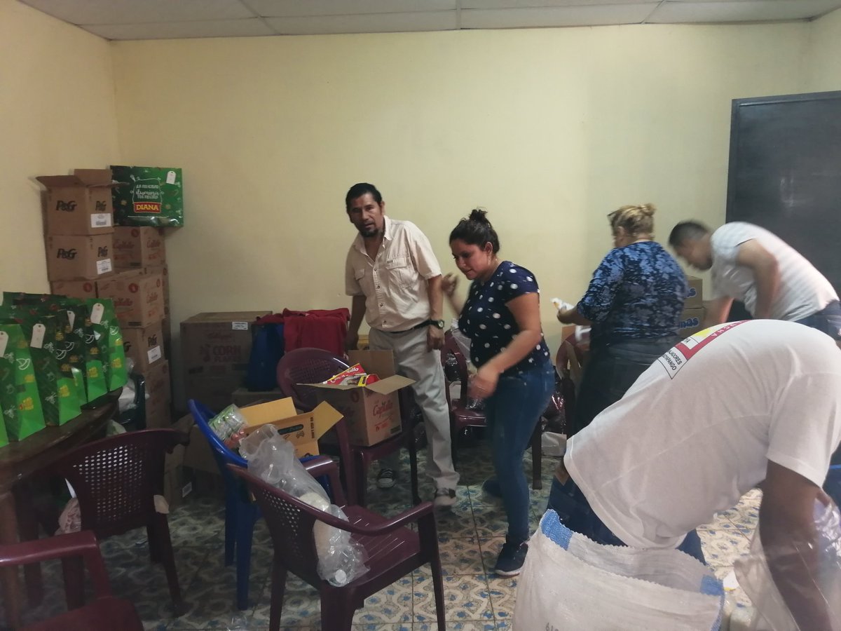 SitrasoyaO's tweet photo. JUNTA DIRECTIVA SITRASOYA EN LA ELABORACIÓN DE LAS CANASTAS NAVIDEÑAS PARÁ NUESTROS AFILIADOS Y AFILIADAS..
LOS ESPERAMOS ESTE VIERNES 13 DE DICIEMBRE APARTIR DE LAS 2:00PM.
               ! NO FALTEN!
UNIDAD, SOLIDARIDAD Y LUCHA https://t.co/npXR9YpwJa
