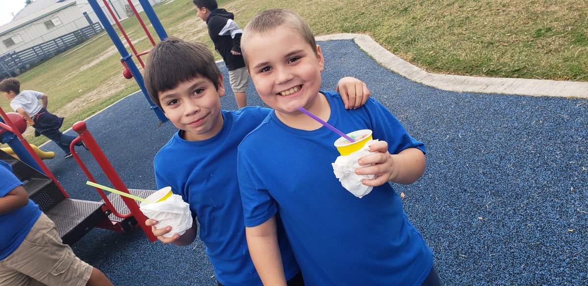 SheilaAG1's tweet photo. More happy faces!😁😍 Delicious snowcone fun!! @DerryCares https://t.co/OdqQ3x69XO