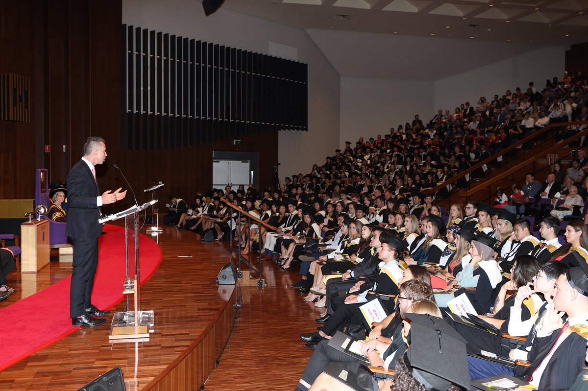 So, I was hugely honoured to give the Occasional Address to graduating Arts and Social Sciences students  @UNSW - my alma mater.It focussed my mind on what I’ve learned working, surfing the wave of change across media & tech for 25 years. THREAD 