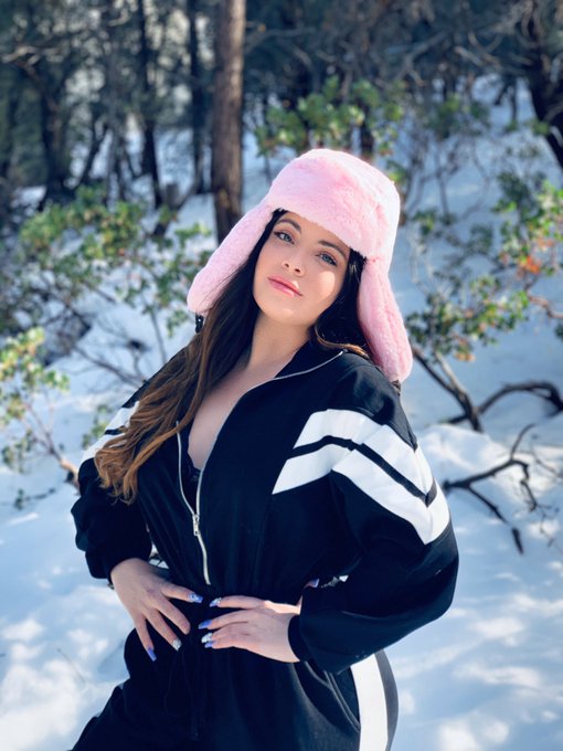 2 pic. Baby, it’s cold outside ?❄️ https://t.co/wiAu9Cz4J3