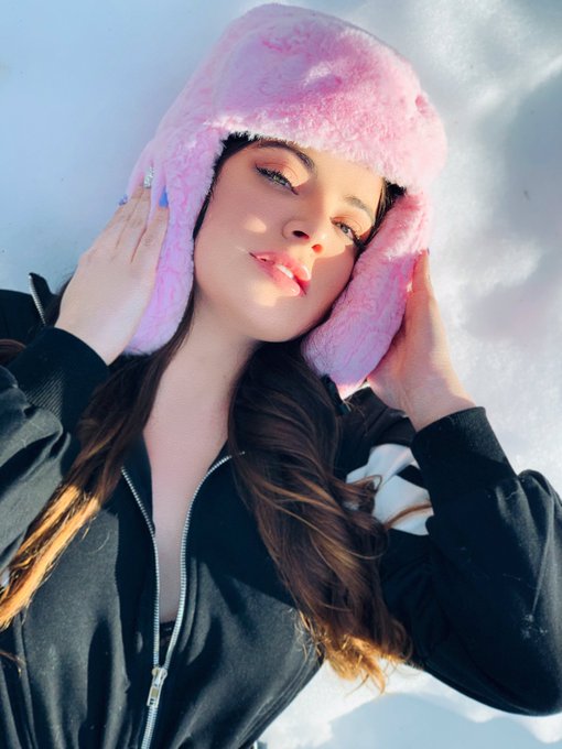 1 pic. Baby, it’s cold outside ?❄️ https://t.co/wiAu9Cz4J3