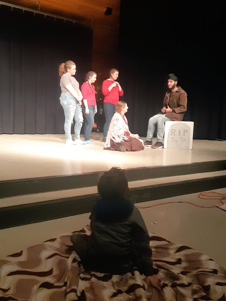 MrsJRobertsonn's tweet photo. THAT'S A WRAP! 🎁 What a fantastic week of performances by Banting's drama club, we are so proud of our students and grateful for the fantastic audiences 🥰🎄 @BMarauders @SCDSB_Schools #A21stCenturyChristmasCarol #dramaclub #holidayseason https://t.co/VkLGayjDXT