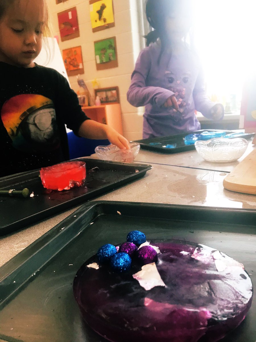 mindful_mssmith's tweet image. This week KF1 explored two states of matter; solids and liquids. Students used various tools and materials to investigate the properties of ice by adding table salt, sea salt, water, apple cider vinegar and their breath to determine which substances melted ice the fastest. ❄️ 💧