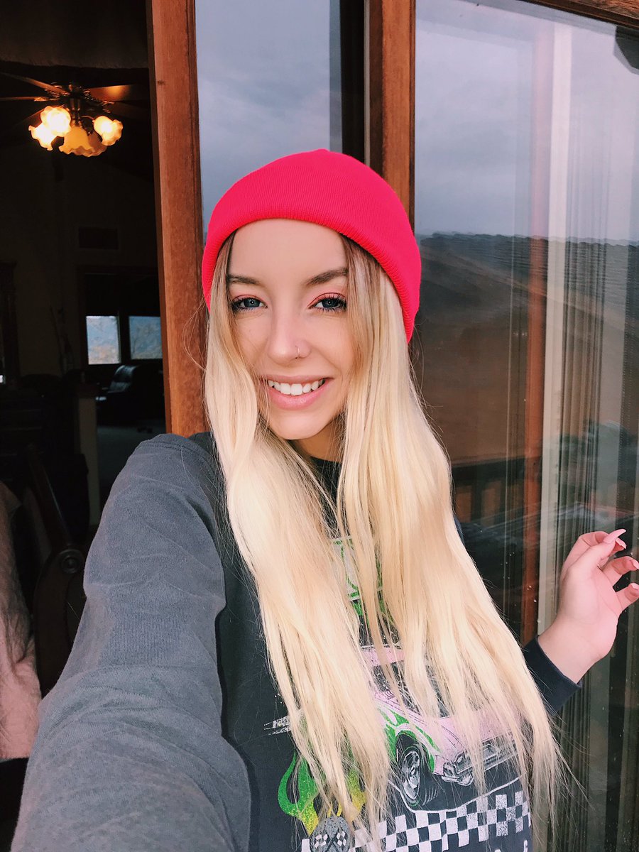 Megggz123's tweet photo. same day, different outfits https://t.co/VHyn7KPj3T
