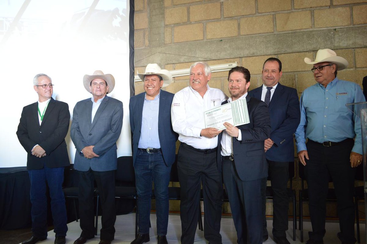 OswaldoChazaro's tweet photo. Dentro de los trabajos del 16 Encuentro Ganadero acompañé al Secretario @vmva1950 y al Coordinador @DavidMonrealA a la asamblea de la Asociación de Holstein de México en su 60 aniversario donde se entregaron reconocimientos a algunos de sus socios. https://t.co/xQCRG6KO3b