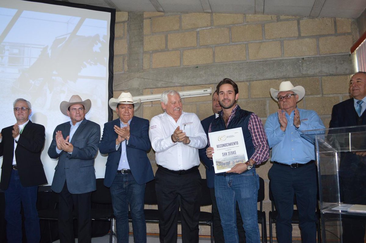 OswaldoChazaro's tweet photo. Dentro de los trabajos del 16 Encuentro Ganadero acompañé al Secretario @vmva1950 y al Coordinador @DavidMonrealA a la asamblea de la Asociación de Holstein de México en su 60 aniversario donde se entregaron reconocimientos a algunos de sus socios. https://t.co/xQCRG6KO3b