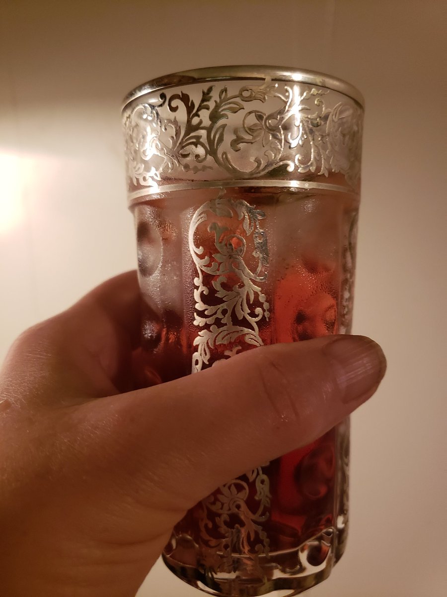 ufcommunigator's tweet image. Calling this baby "The Holly" -reduce pomegranate juice to a syrup. Mix with #bombaygin and diet #gingerale and garnish with mint. #pomegranate