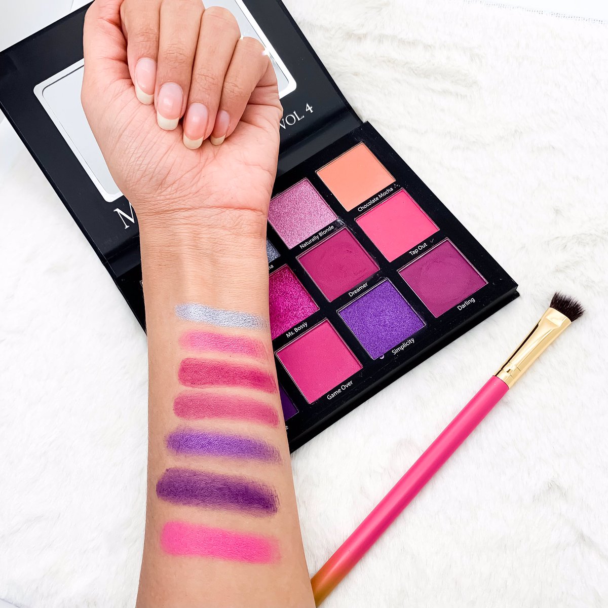 ClisNewYork's tweet photo. Look at those pigmentations?! 😱 All members will be receiving this palette in their December box 💜💗✨ #lashmemonthly #beautycreations #swatches #highlypigmentedeyeshadow #eyeshadow https://t.co/zktQaNr4QW