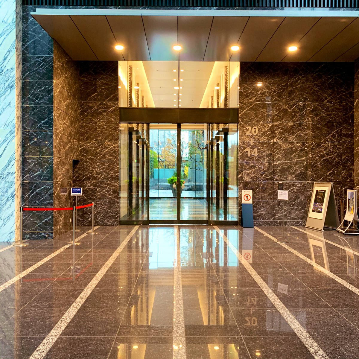 ikkou's tweet image. ゆりかもめ 新橋駅から会場までのルートです！今日は六本木ではないのでご注意ください！
①改札を出たら右へ
②東京汐留ビルディングを右へ
③汐留住友ビルに入ってエスカレーターで1Fへ
④エレベーター前で受付票をチェックします！ #xRTech