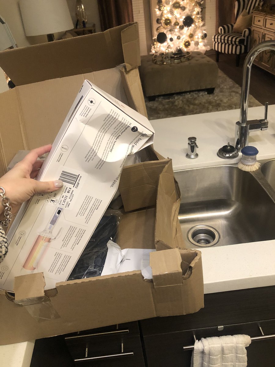 kortrobinson's tweet photo. @Nordstrom I love shopping with you, I’m in the Nordy Club (Influencer status) so don’t get me wrong but every time I order online my packages are beat up. Can you work on this? https://t.co/IVxXI4q5f4