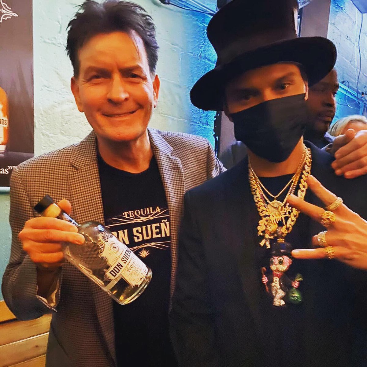 DonSuenosJapan's tweet photo. 🇺🇸Diesel launch Party in US /Wynwood🇺🇸
テキ－ラのメインスポンサーとして参加！数々のハリウッドセレブをはじめとするインフルエンサーが来場し、大盛り上がりの中、Don Sueñosテキーラを大絶賛！X'masや年末に向けて、お勧めできる逸品です🥂🎁 #donsuenos #ドンスエノス
#charliesheen #diesel https://t.co/y6D3Mjin2h