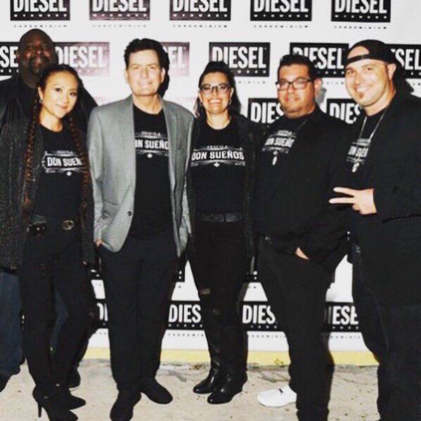 DonSuenosJapan's tweet photo. 🇺🇸Diesel launch Party in US /Wynwood🇺🇸
テキ－ラのメインスポンサーとして参加！数々のハリウッドセレブをはじめとするインフルエンサーが来場し、大盛り上がりの中、Don Sueñosテキーラを大絶賛！X'masや年末に向けて、お勧めできる逸品です🥂🎁 #donsuenos #ドンスエノス
#charliesheen #diesel https://t.co/y6D3Mjin2h