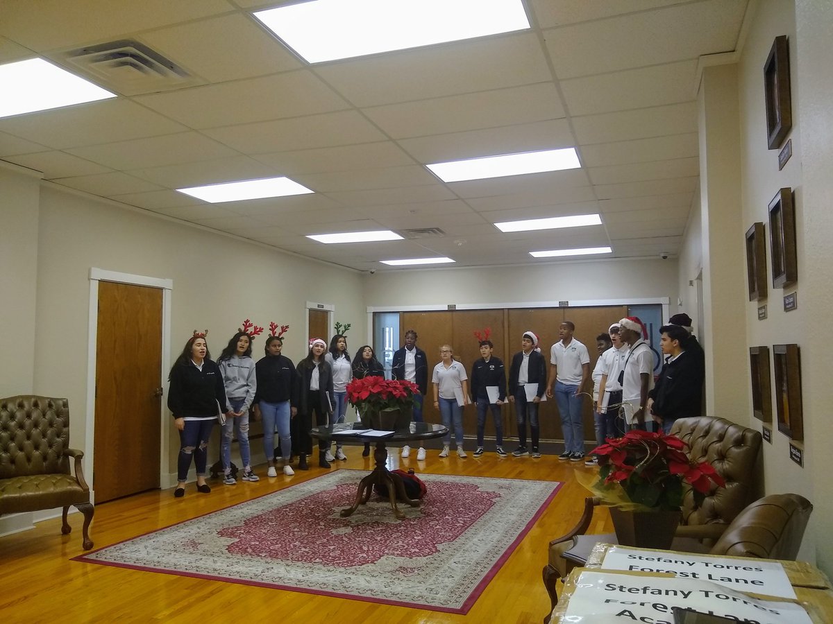 desyalarcon03's tweet photo. Christmas caroling #adminbuilding by @berknerhschoir #risd #risdsaysomething #risdgreatness @bhsstem @berknerencore @RichardsonISD https://t.co/8SMmo156l3