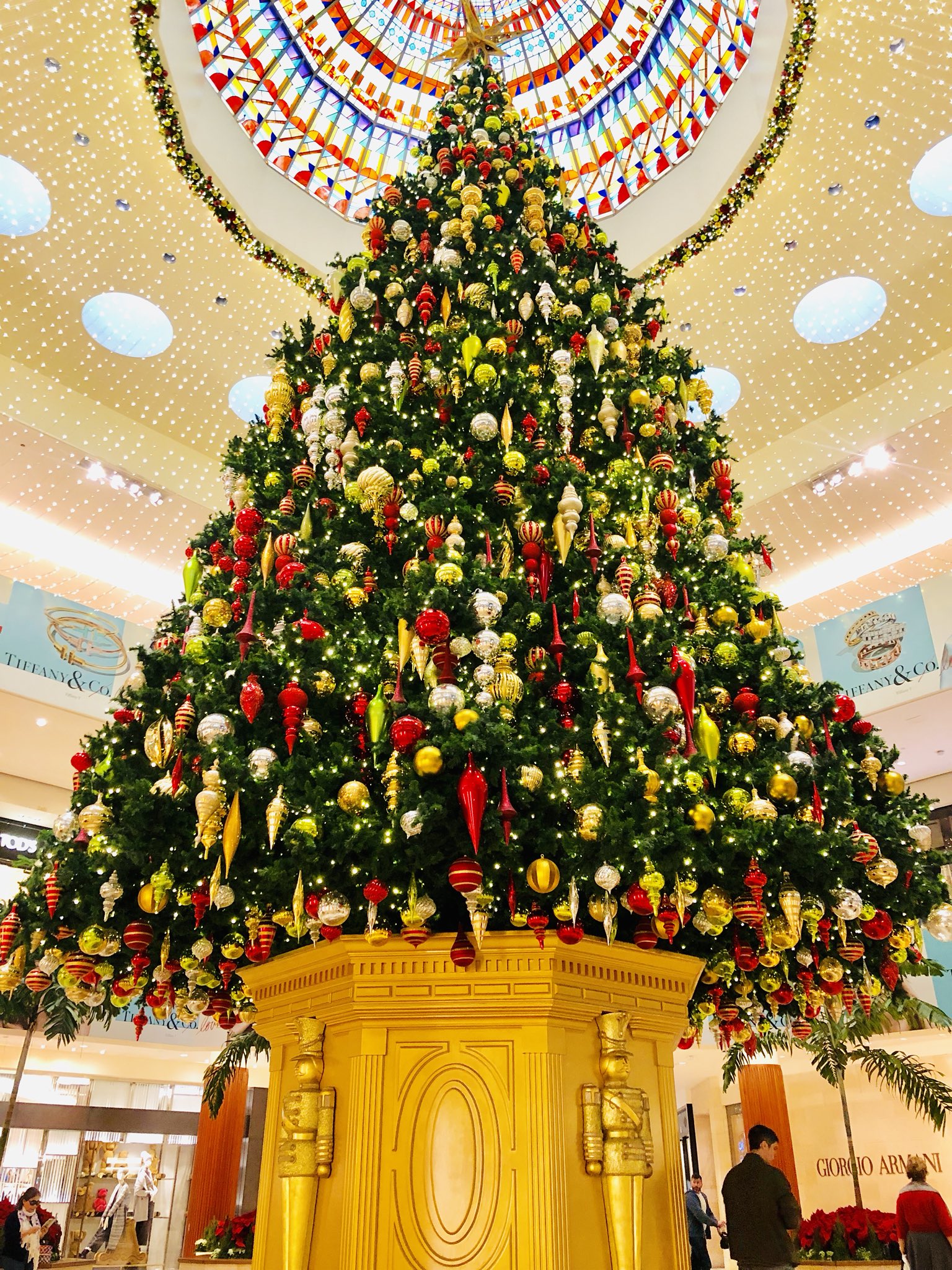 司 こういう巨大なクリスマスツリーって 海外ならではだよなぁ 建物三階分の高さ T Co Rdjleahdwa Twitter