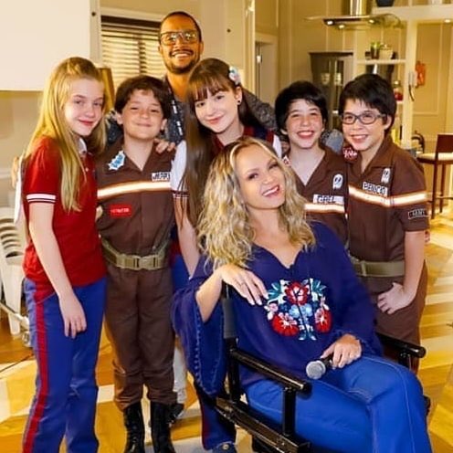 Gravação com a <a href="/Eliana/">Eliana Michaelichen</a> para o <a href="/ProgramaEliana/">Programa Eliana</a> que vai ao ar dia 08 e essa galerinha que eu amo ! 💚
Como foi engraçado esse dia.

#theomedon #pietraquintela #irmaossiqueira  #sophiavalverde #eliana #programaeliana #asaventurasdepoliana