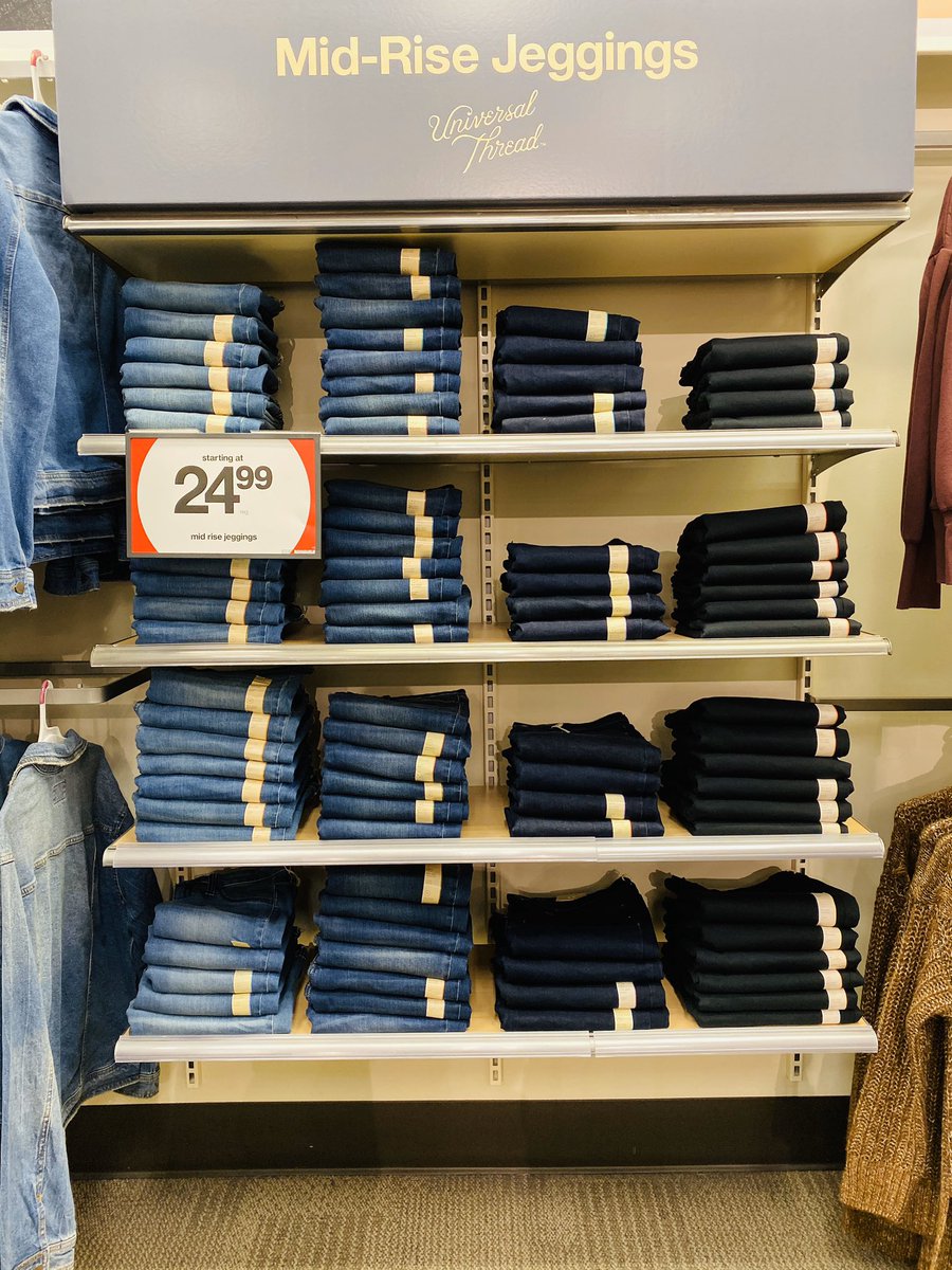 adrianna_target's tweet photo. It’s #fullnessfriday and #foldingfriday here at #T2607 challenged my team to fill the floor and work on our new #twitterfold in denim! They didn’t dissapoint!!! @PerrottiTori @mikelucena1 @flynn_caitline https://t.co/MccEjmdlyC