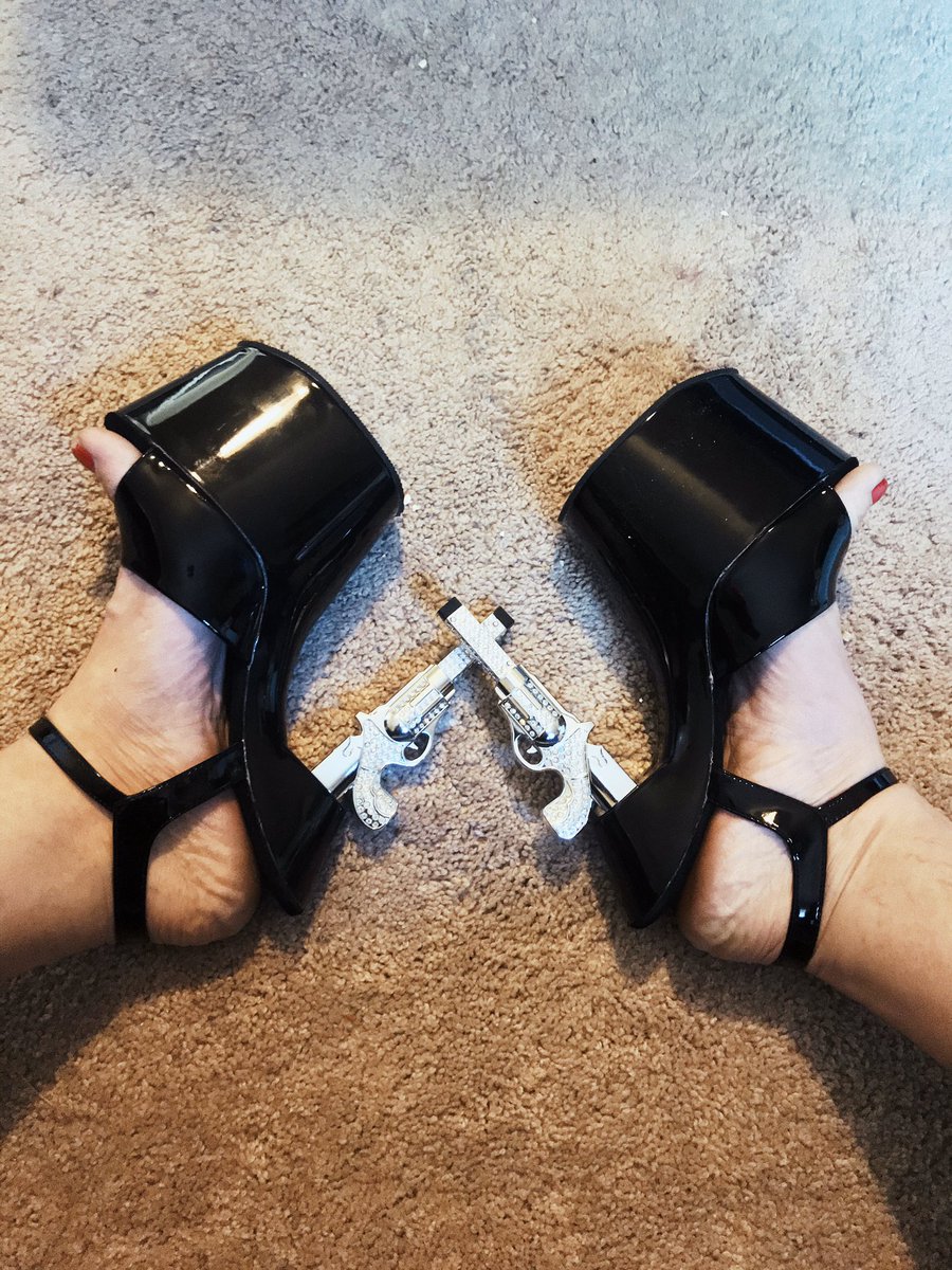 MistressLydiaD's tweet photo. ๐๐No more games assholes. Iโm putting my big size 11โs ๐ฆถ๐ผdown and then shoving them down your throat. #Venmo @ Lydia-DOuleur #TheTopFemDom #MistressLydiaD #TributeThenBeDumb #suckmyheel #trampleyourface #tortureismynickname #blackmail #paypigwanted #footworship #lifebeginshere https://t.co/kANKOzrN8H