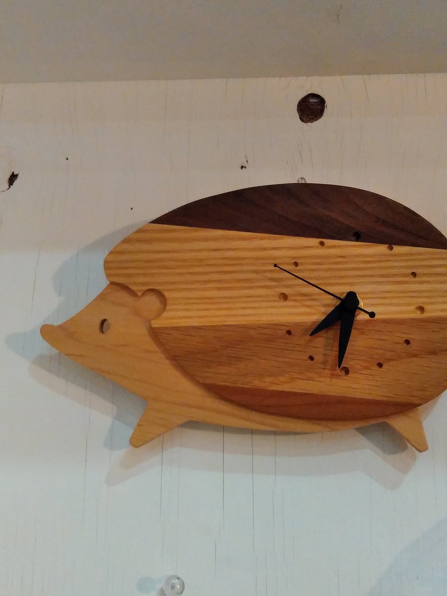 cots_johnson's tweet image. 時計は毎日見るものだから
お気に入りを飾りたい！

自宅にもこのデザインではありませんが
@_4legs_ さんの時計を飾っていて
木のぬくもりが
何とも良いのです！

ご自分へのご褒美に。
クリスマスのおくりものにも
オススメです。

#4legs #ライオン時計 #はりねずみ時計 #冬のおくりもの展