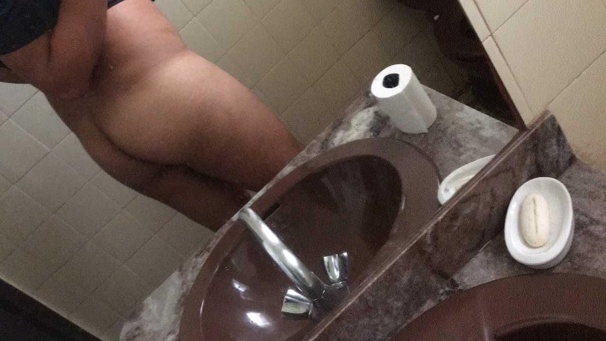 SlutSatan2's tweet photo. Presente dessa puta rabuda que recebi na DM e já me deixo de pau babando 😋😍 imagina a sentada do @julio29630922 com esse rabão na tua pica, será que aguenta? Hahahaha 😂😈🔥 https://t.co/kLmxeHva0z