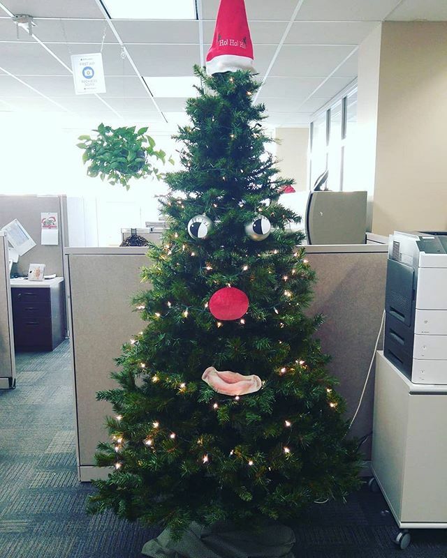 halifaxnoise's tweet photo. β€οΈ Woody? β€οΈ
From @colbykirst β When you try to relive a childhood memory but it's just not the same ππ
#woodythetalkingchristmastree #officetree #burnside #halifaxnoise https://t.co/ie0J7xIo8n https://t.co/v2SVbFDd9R